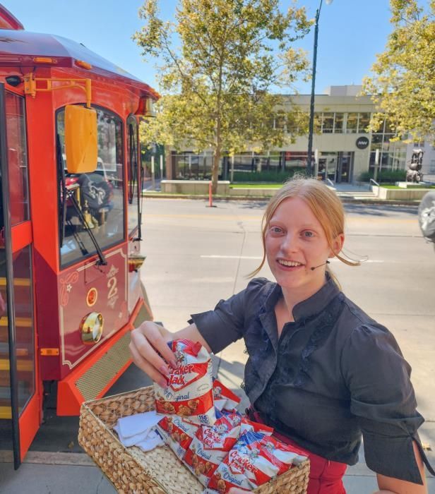 환한 미소로 고객을 맞이하는 트롤리 버스 근무자 [사진/성연재 기자]