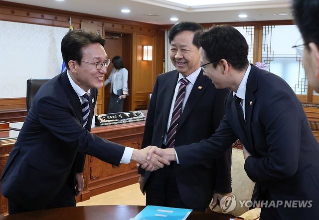 김민석 국무총리, 부총리들과 3+ (α)회의