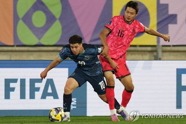 파라과이의 엔소 곤살레스와 볼 다투는 김현오