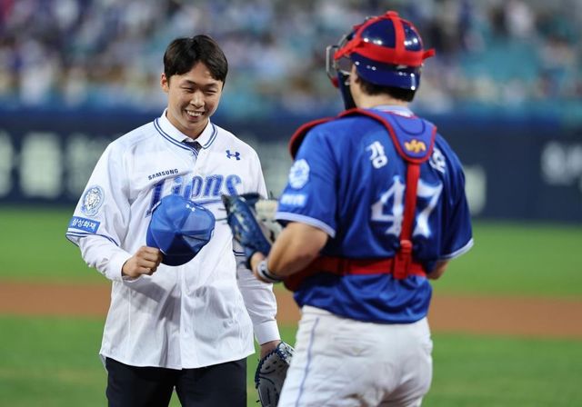 삼성 라이온즈 신인 지명선수 이호범(왼쪽)