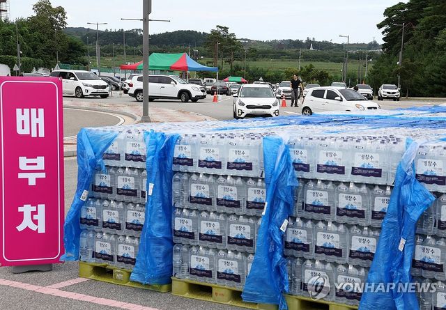 '최악 가뭄' 강릉, 드라이브 스루로 생수 배부