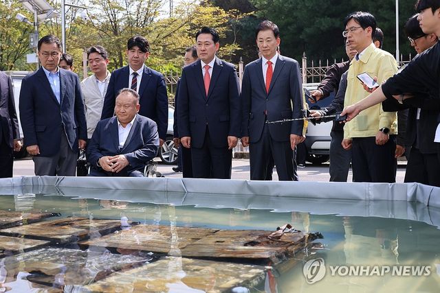 화재현장 살피는 장동혁 대표