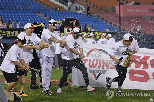 샴페인 맞는 LG 주장 박해민