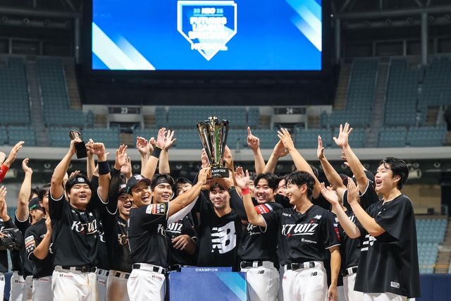 퓨처스리그 챔프전 우승 트로피 들고 기뻐하는 kt 선수들