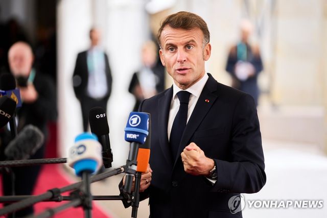 취재진 질문에 답하는 마크롱 대통령