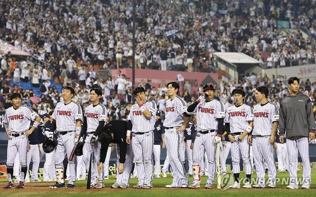 9월 30일 두산 전 패배로 1위 확정을 못 한 LG 선수단