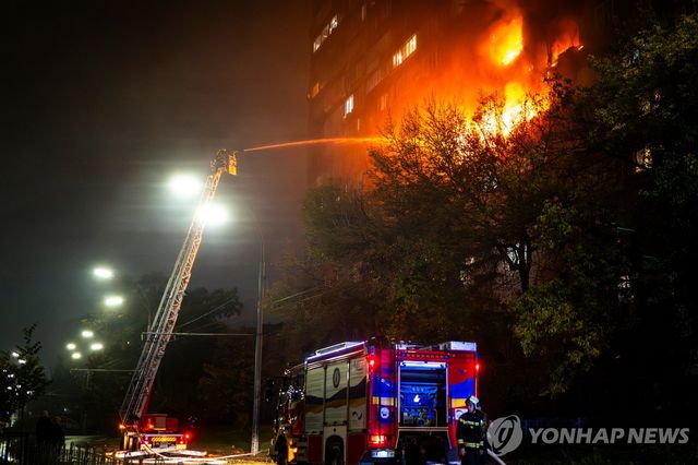 10일(현지시간) 러시아군의 공습으로 불타는 우크라이나 키이우 아파트 건물