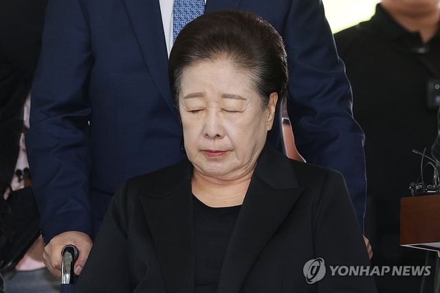 두 눈 꼭 감은 한학자 통일교 총재