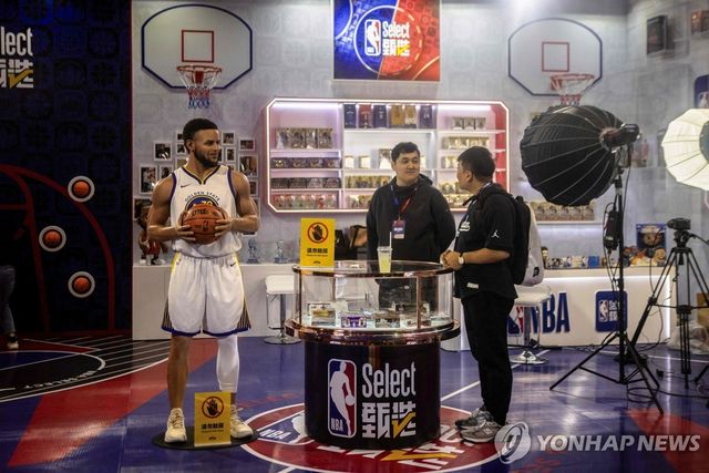 NBA 시범경기가 열리는 마카오 베네시안 리조트의 기념품 가게를 찾은 농구팬