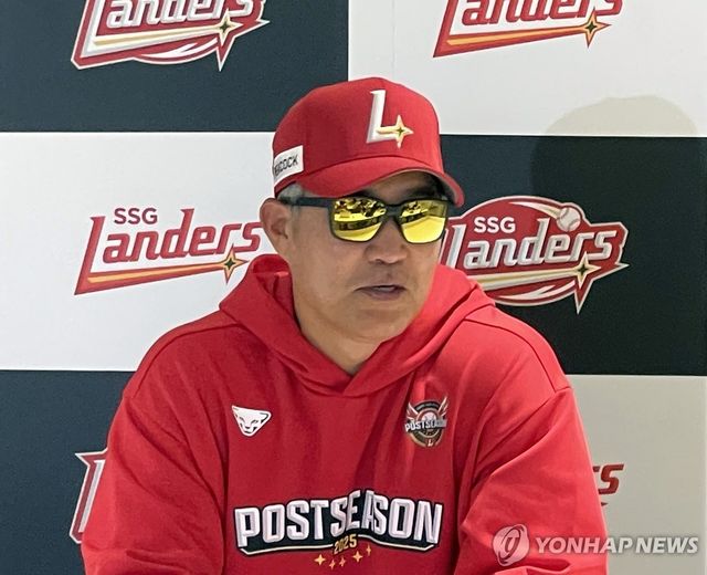 준PO 1차전 앞두고 인터뷰하는 이숭용 감독