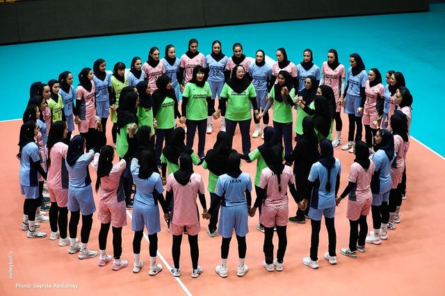 CAVA 여자챔피언십에서 우승한 여자대표팀과 이도희 감독(안쪽 원 중앙 왼쪽)