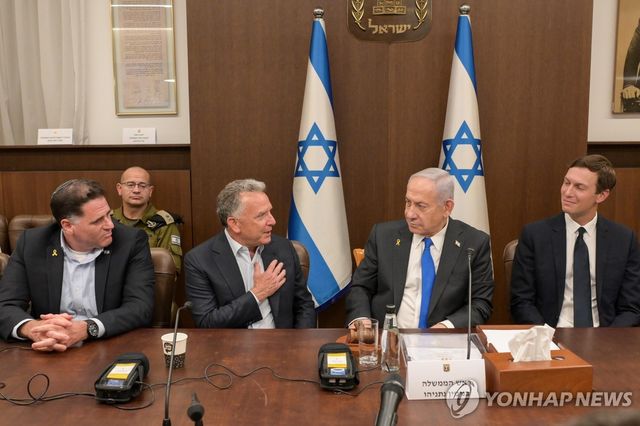 9일(현지시간) 이스라엘 예루살렘에서 열린 내각 회의에 참석한 베냐민 네타냐후 이스라엘 총리(오른쪽 두 번째) 스티브 위트코프 미국 중동 특사 등과 회동하는 모습. [EPA=연합뉴스. 재판매 및 DB 금지]