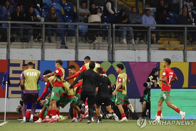 자비리의 두 번째 골에 기뻐하는 모로코 선수들