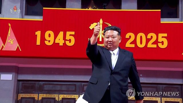 김정은, 대집단체조 예술공연에 '엄지척'