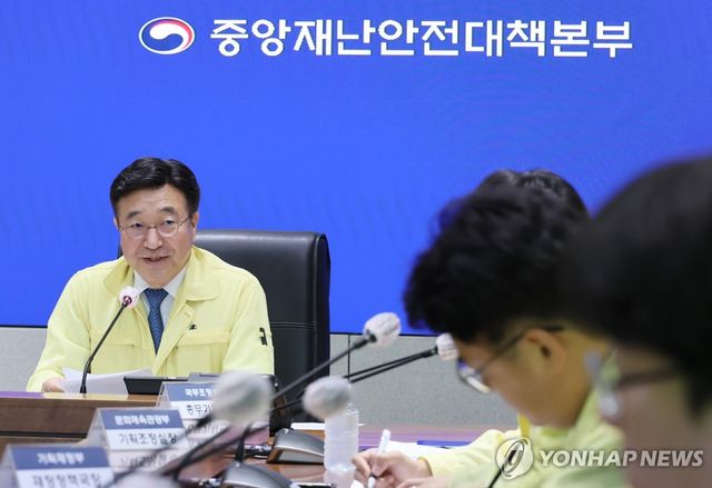 발언하는 윤호중 장관