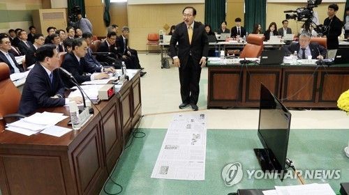 2017년 당시 정의당 소속이었던 고 노회찬 의원이 감사원 국정감사에서 일반 재소자 1인당 가용면적이 1.06㎡(0.32평)로 신문 2장 반이 안 되는 면적이라 지적하며 직접 눕기 위해 신문지를 까는 모습 [노회찬 의원실 제공=연합뉴스 자료사진]