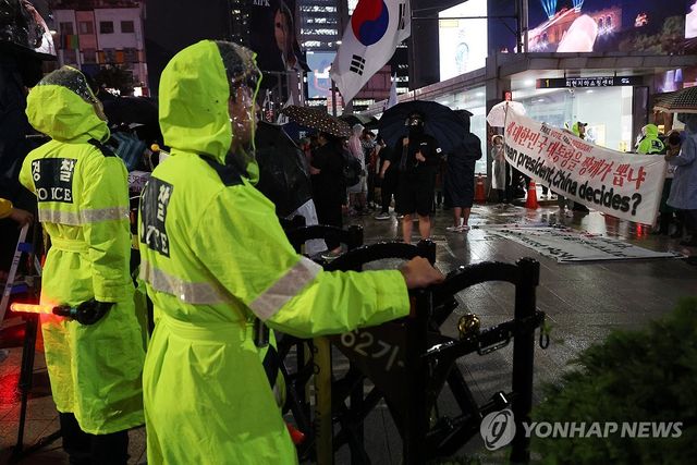 명동 진입로는 차단