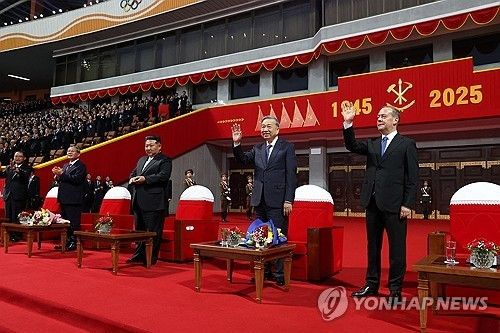 김정은, 주석단에 중국 리창-러시아 메드베데프와 한자리 