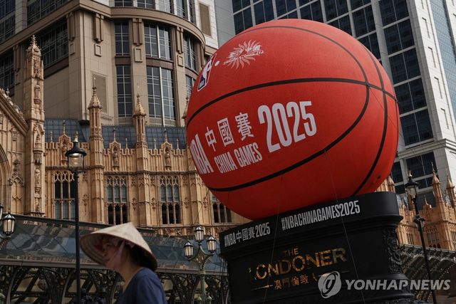 마카오에 설치된 NBA 시범경기 홍보 간판