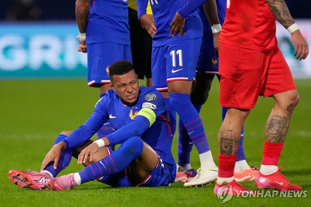 오른쪽 발목에 통증 호소하는 음바페