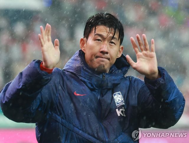 팬들에게 인사하는 손흥민