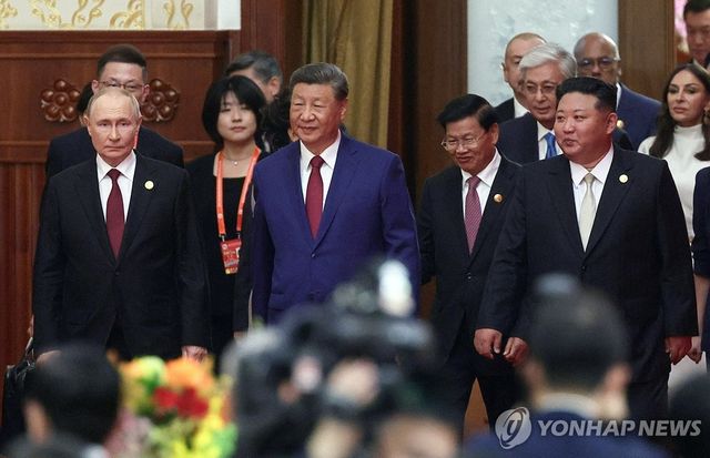 시진핑 左김정은·右푸틴…북중러정상, 66년만 한자리 망루 올라