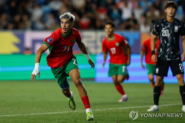 신민하의 자책골에 기뻐하는 모로코의 야시르 자비리