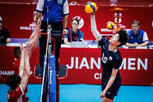 U-21세계선수권에서 스파이크하는 윤경(10번)