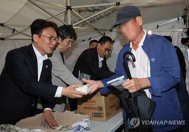 새벽 인력시장 찾은 김민석 국무총리