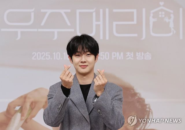 포즈 취하는 최우식