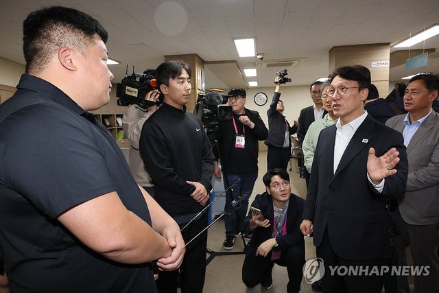 김민석 국무총리, 새벽 인력시장 인력사무소 방문