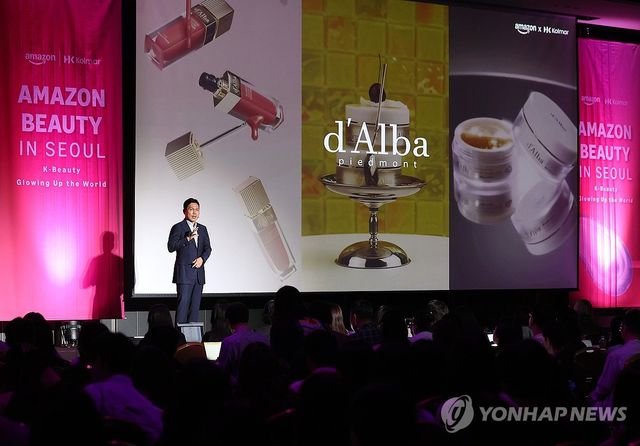 서울 강남구 코엑스에서 열린 '아마존 뷰티 인 서울' 행사에서 윤상현 한국콜마 부회장이 'K뷰티 화장품 브랜드의 성공'을 주제로 강연하고 있다. [연합뉴스 DB]