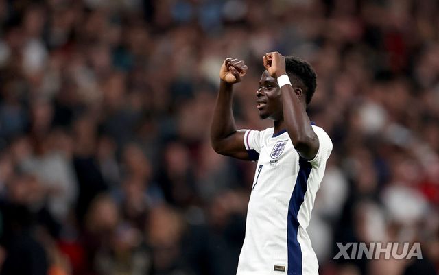 득점하고 기뻐하는 부카요 사카