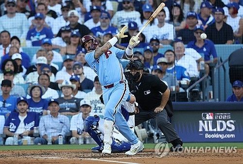 2루타로 선취점을 뽑은 닉 카스테야노스