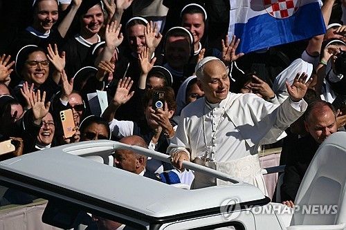 순례자들에게 손 흔드는 교황 레오 14세