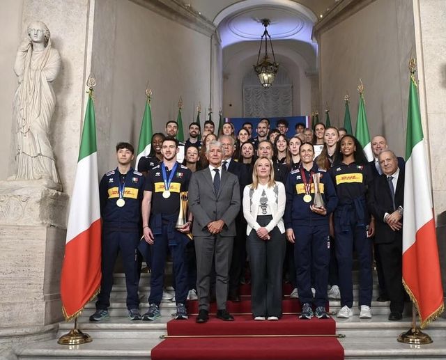 이탈리아 남녀 배구 대표팀과 함께 사진 찍은 멜로니 총리(중앙)