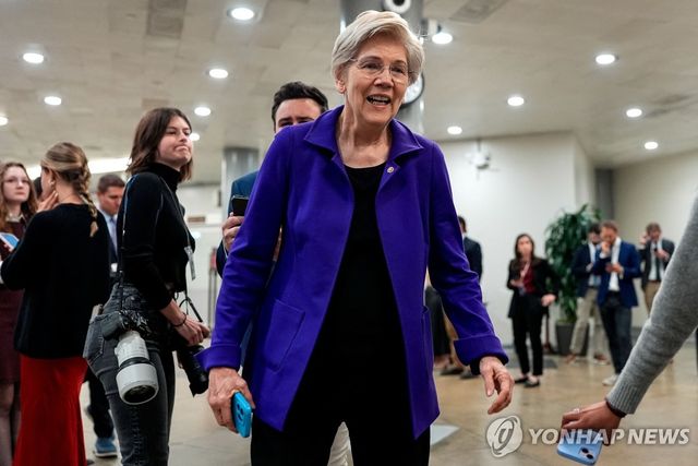 상원 본회의에 입장하는 엘리자베스 워런 상원의원
