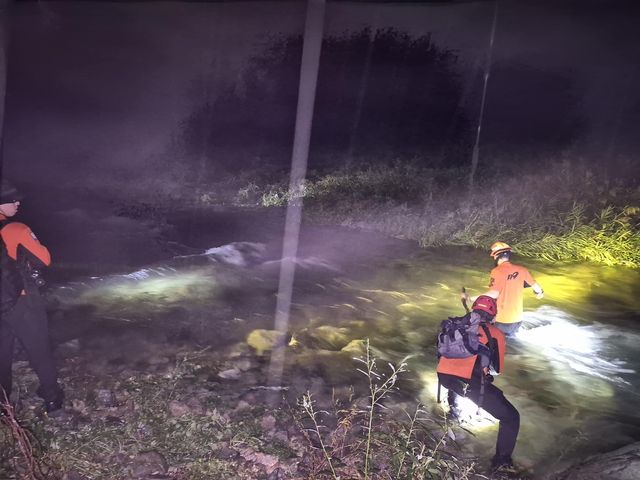 구조에 나선 소방관