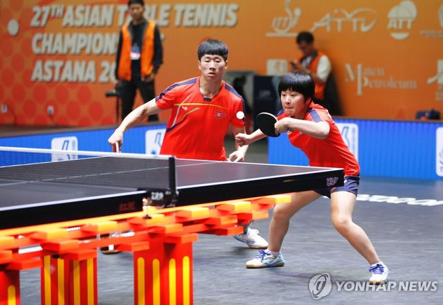 작년 아시아선수권에서 혼합복식 경기 치르는 리정식(왼쪽)과 김금영