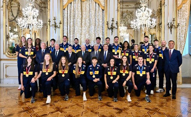 대통령 관저로 초청받은 이탈리아 남녀 대표팀 선수들