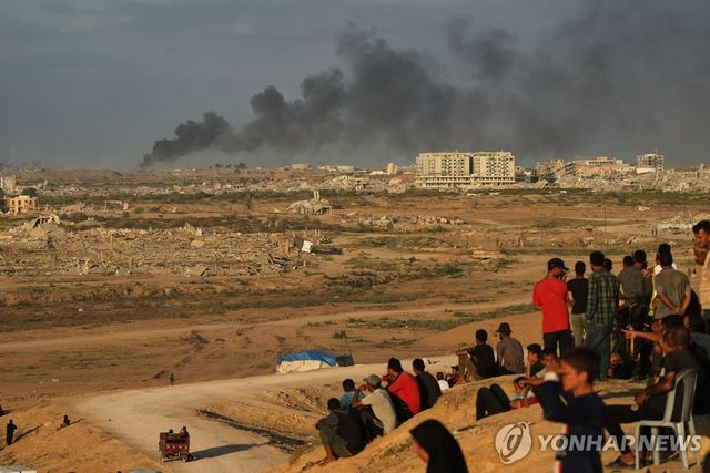가자지구의 포연 바라보는 주민들(10월9일)