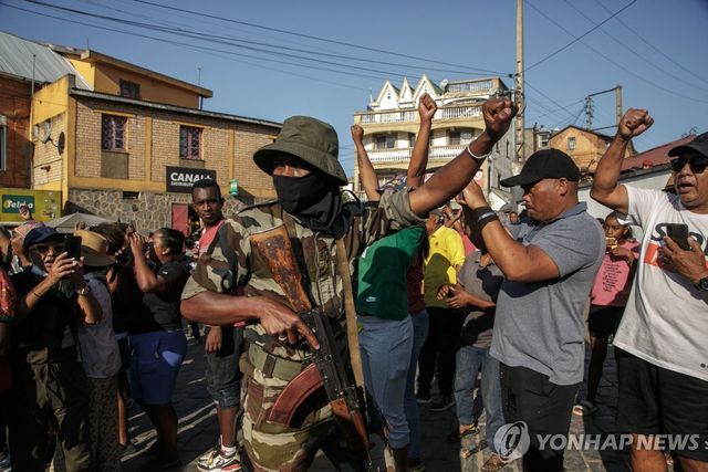 시위대에 합류한 마다가스카르 군인