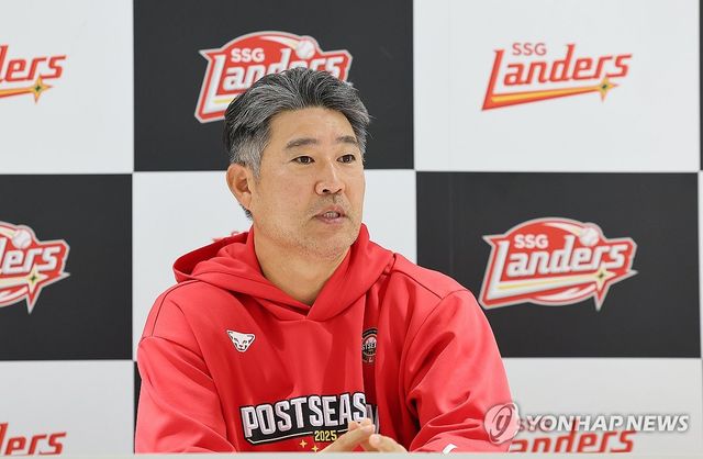 인터뷰하는 이숭용 감독