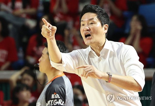 지시하는 전희철 감독