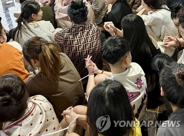 캄보디아 경찰의 온라인 사기 작업장 단속