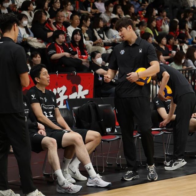 최민호(왼쪽)와 대화하는 문성민 현대캐피탈 코치 