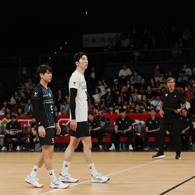 허수봉(중앙)과 나란히 선 리베로 박경민