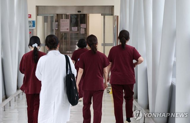 서울 한 대학병원에서 간호사들이 이동하는 모습.