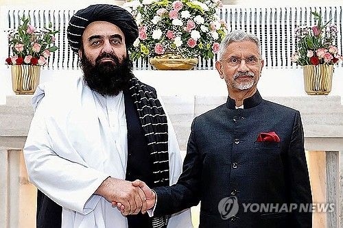 무타키 아프간 외무장관(사진 왼쪽)과 자이샨카르 인도 외교부 장관