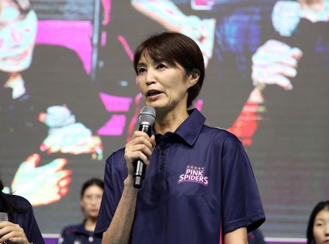 새 시즌 각오 밝히는 요시하라 흥국생명 감독 